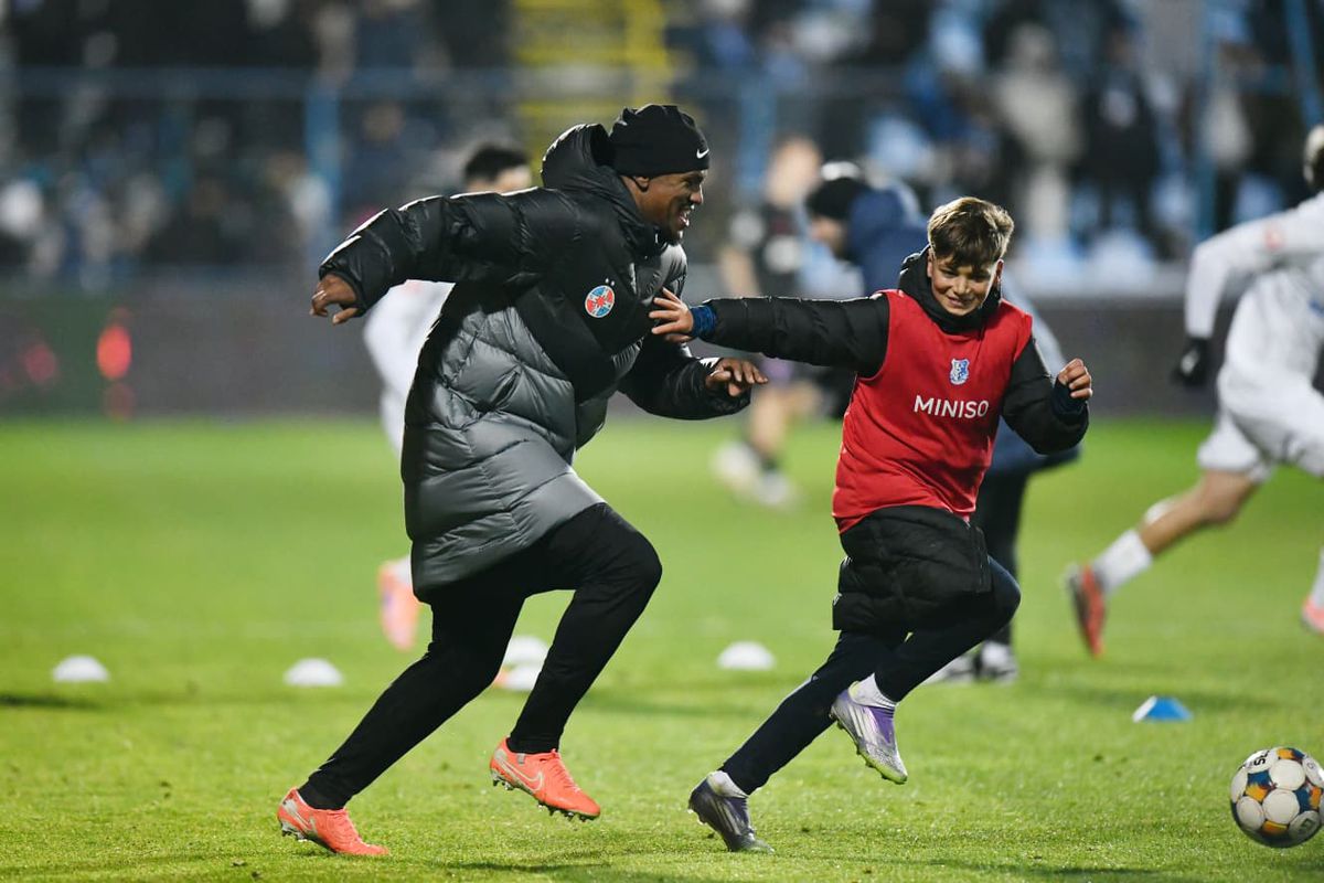 Ngezana la Farul - FCSB, miuță alături de un copil de mingi