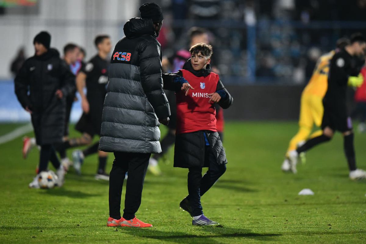 Ngezana la Farul - FCSB, miuță alături de un copil de mingi
