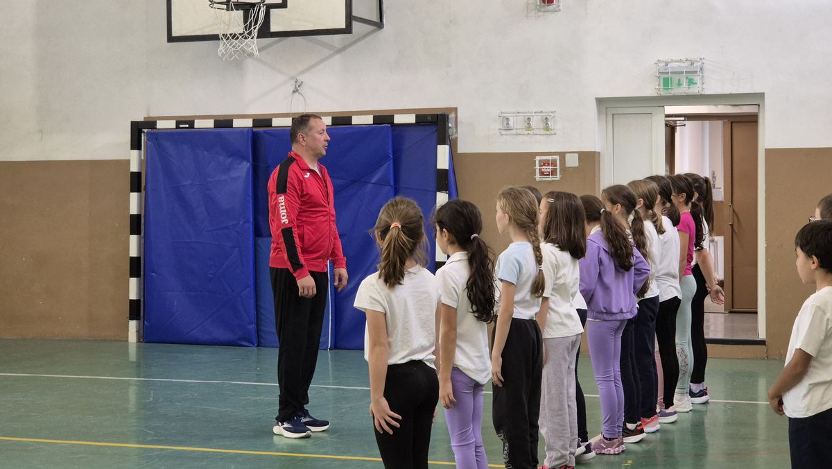 „Te mai recunoaște lumea?” » Fostul campion al Diviziei A s-a făcut profesor de sport! Numește fotbalistul român preferat și își dezvăluie temerile: „Să nu se întâmple la Dinamo ca la Steaua!”