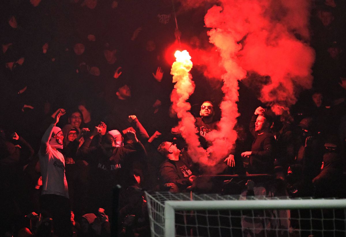 Imagini INCREDIBILE » Haos complet pe stadionul celebru din Europa: meciul a fost oprit, Liga a anunțat decizia