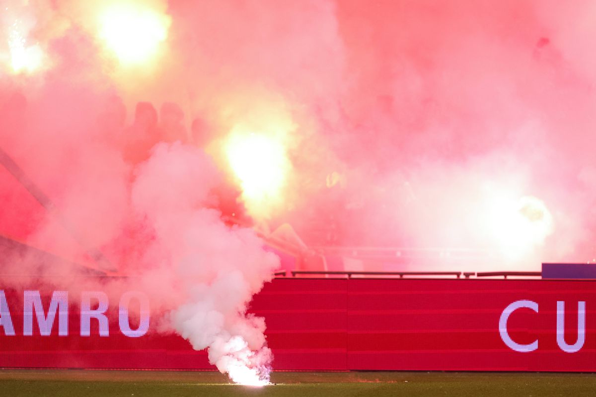 Imagini INCREDIBILE » Haos complet pe stadionul celebru din Europa: meciul a fost oprit, Liga a anunțat decizia