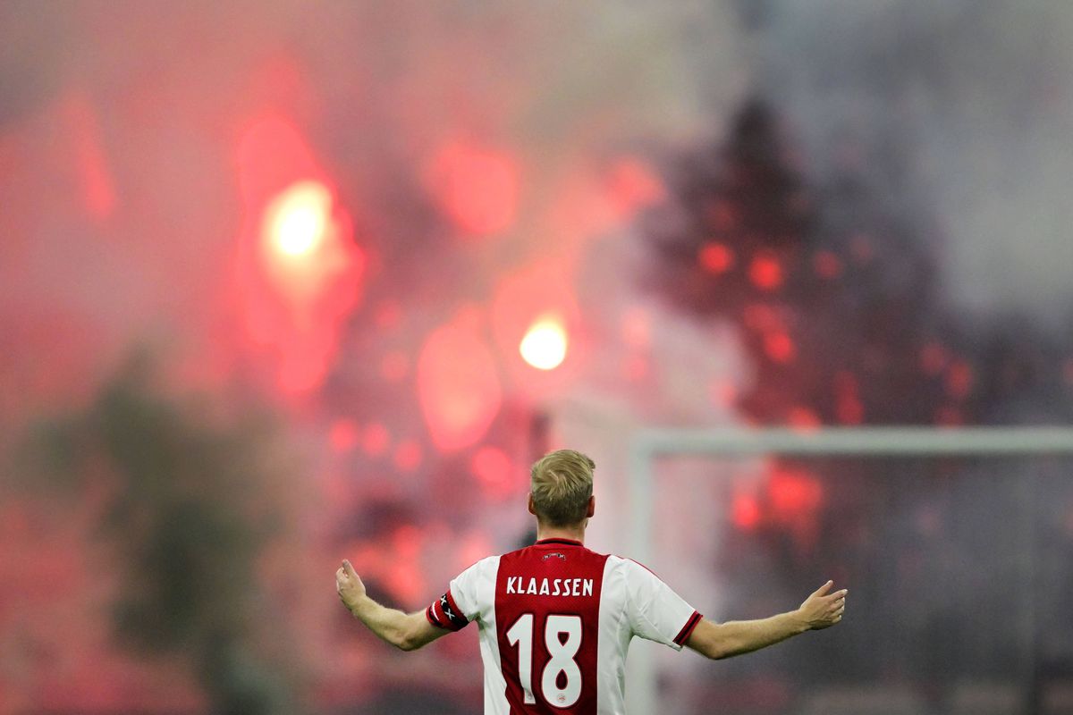 Imagini INCREDIBILE » Haos complet pe stadionul celebru din Europa: meciul a fost oprit, Liga a anunțat decizia