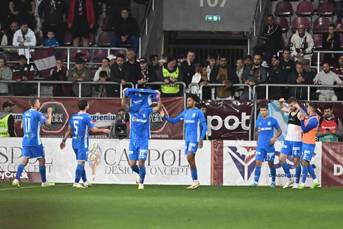 Jalen Blesa, al treilea de la stânga la dreapta, în tricoul Craiovei foto: Imago Images