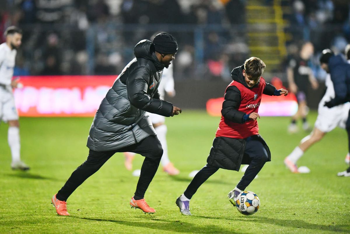 Ngezana la Farul - FCSB, miuță alături de un copil de mingi