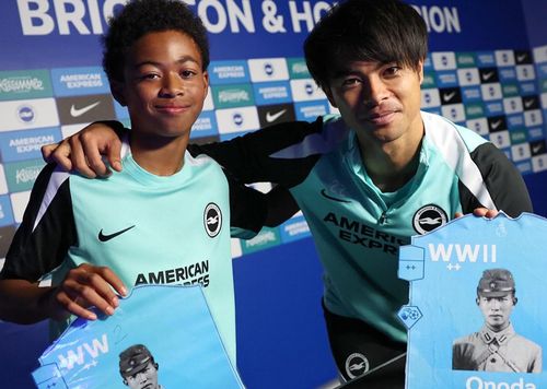 Mitoma ține în mână imaginea lui Hiroo Onoda, ultimul soldat din Al Doilea Război Mondial / sursa foto: X @wearebrighton