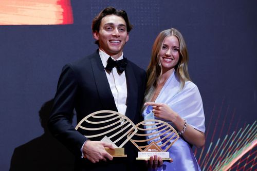 Armand Duplantis, logodnica sa, Desiree Inglander, și trofeele de Atlet al anului 2025 Foto: Imago Images
