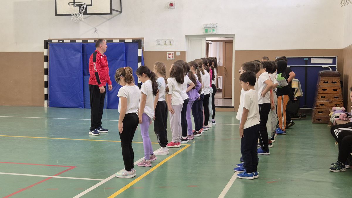 „Te mai recunoaște lumea?” » Fostul campion al Diviziei A s-a făcut profesor de sport! Numește fotbalistul român preferat și își dezvăluie temerile: „Să nu se întâmple la Dinamo ca la Steaua!”