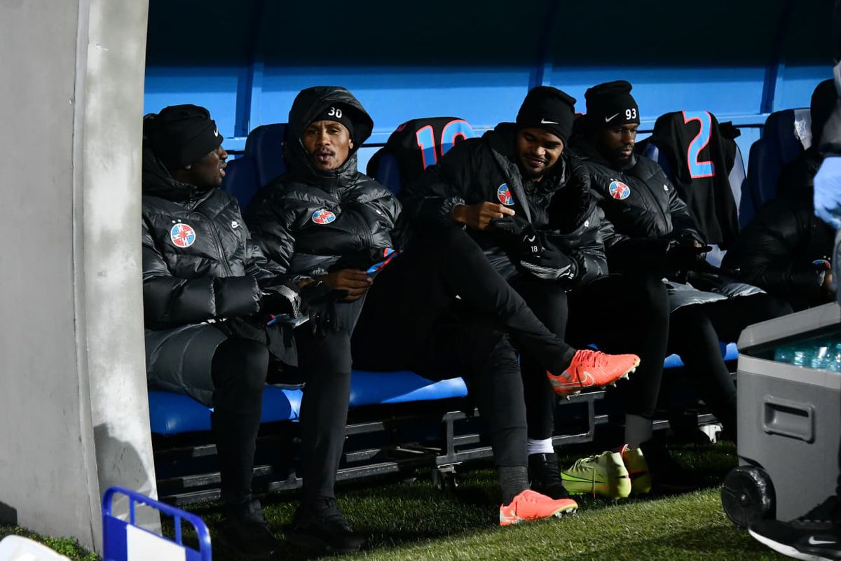 Erori în lanț » David Miculescu a înscris în Farul - FCSB după o fază încâlcită