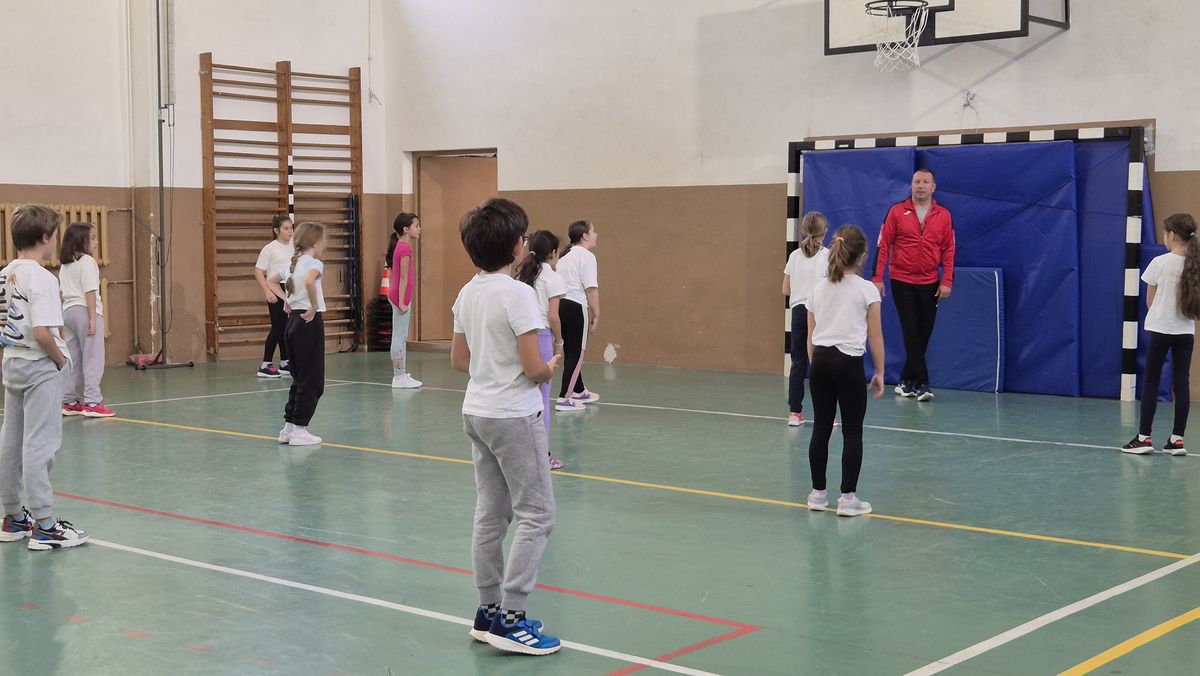 „Te mai recunoaște lumea?” » Fostul campion al Diviziei A s-a făcut profesor de sport! Numește fotbalistul român preferat și își dezvăluie temerile: „Să nu se întâmple la Dinamo ca la Steaua!”