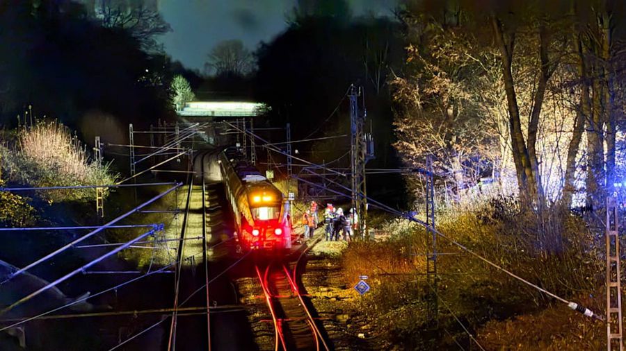Trenul s-a defectat într-o zonă împădurită / Foto: Bild Panică la Dortmund, după colindele de Crăciun! Au intervenit salvări și pompierii