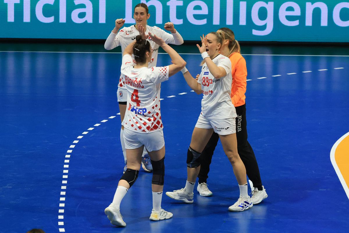 S-a rezolvat și penultimul mister din grupa României de la Campionatul Mondial + de 1 Decembrie, fanii tricolori s-au înfrățit cu galeria altei țări