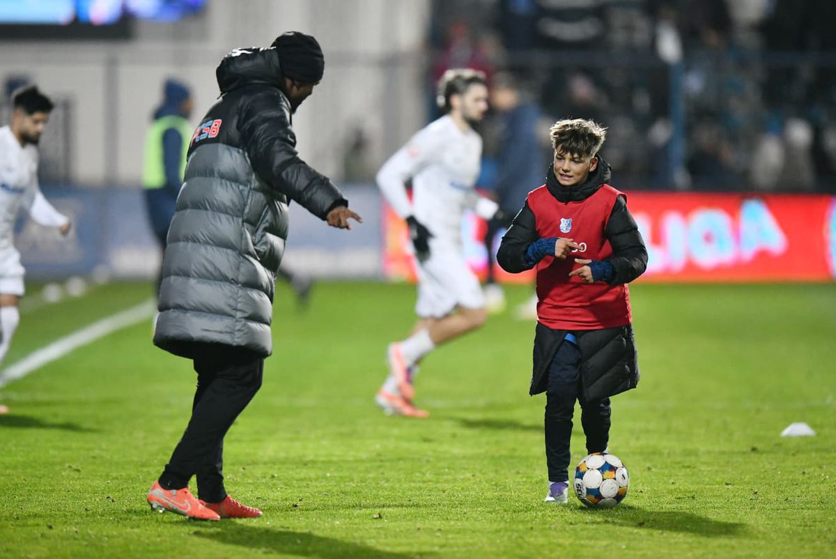 Ngezana la Farul - FCSB, miuță alături de un copil de mingi