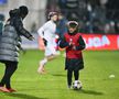 Ngezana la Farul - FCSB, miuță alături de un copil de mingi