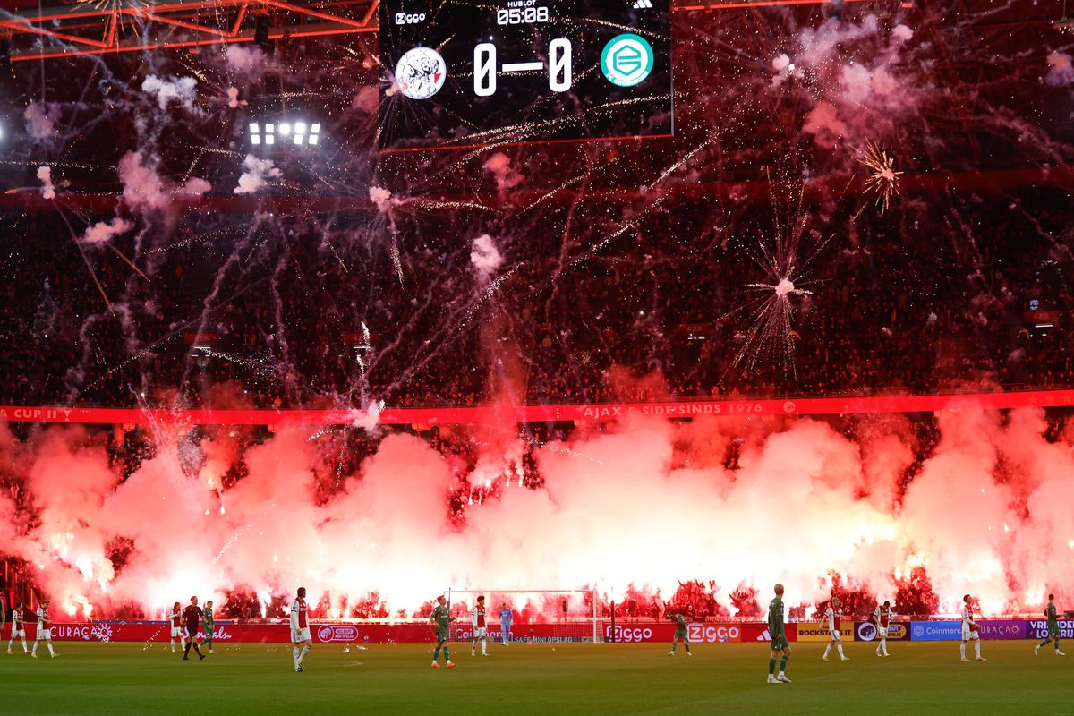 Imagini INCREDIBILE » Haos complet pe stadionul celebru din Europa: meciul a fost oprit, Liga a anunțat decizia