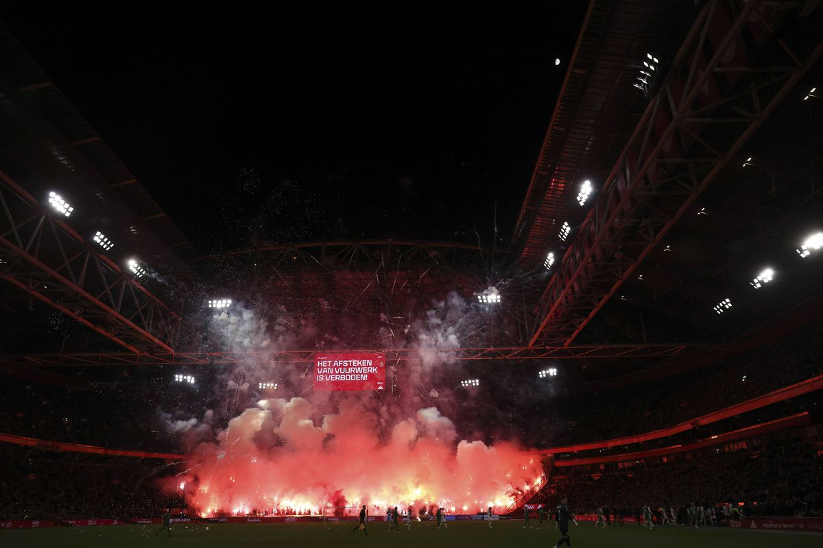 Imagini INCREDIBILE » Haos complet pe stadionul celebru din Europa: meciul a fost oprit, Liga a anunțat decizia