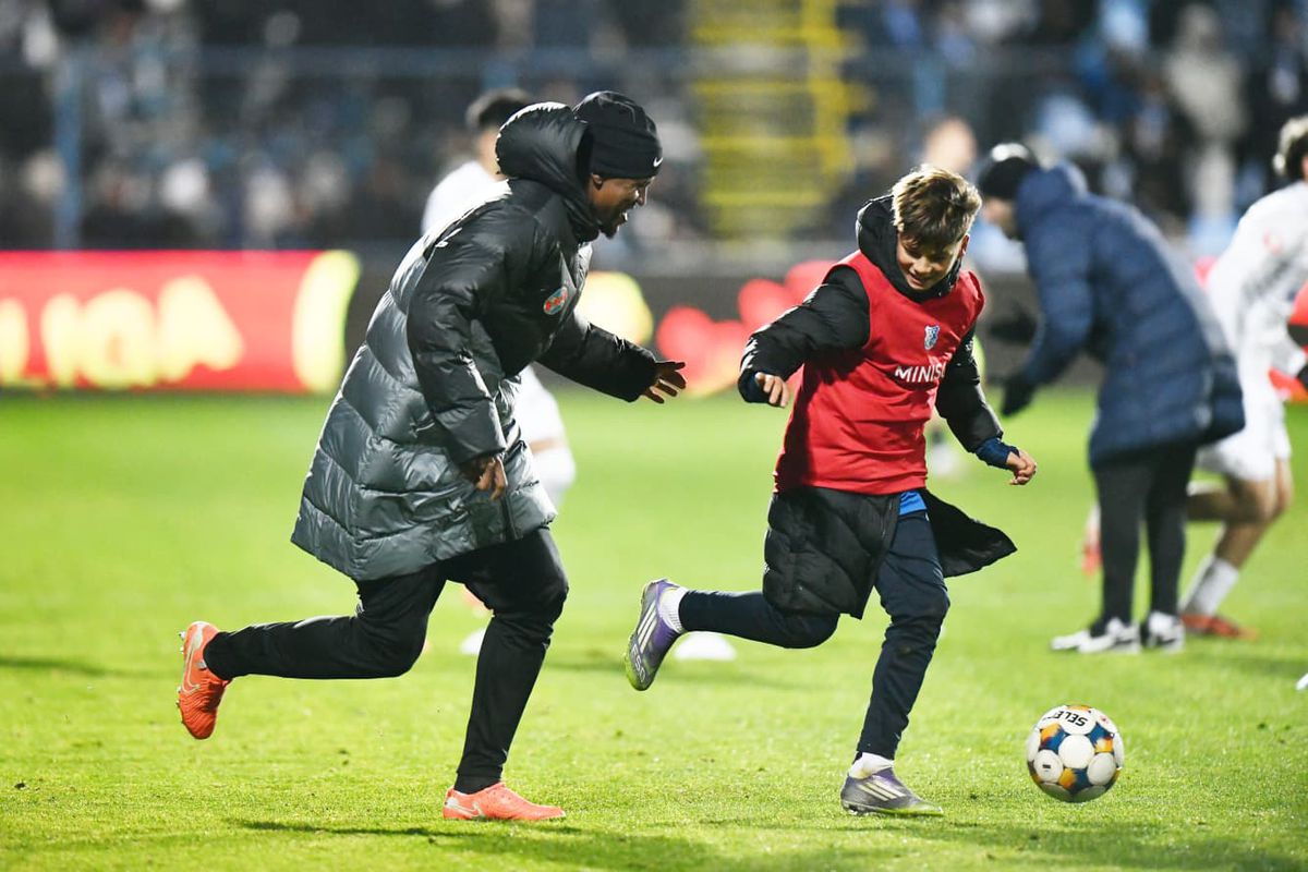 Ngezana la Farul - FCSB, miuță alături de un copil de mingi