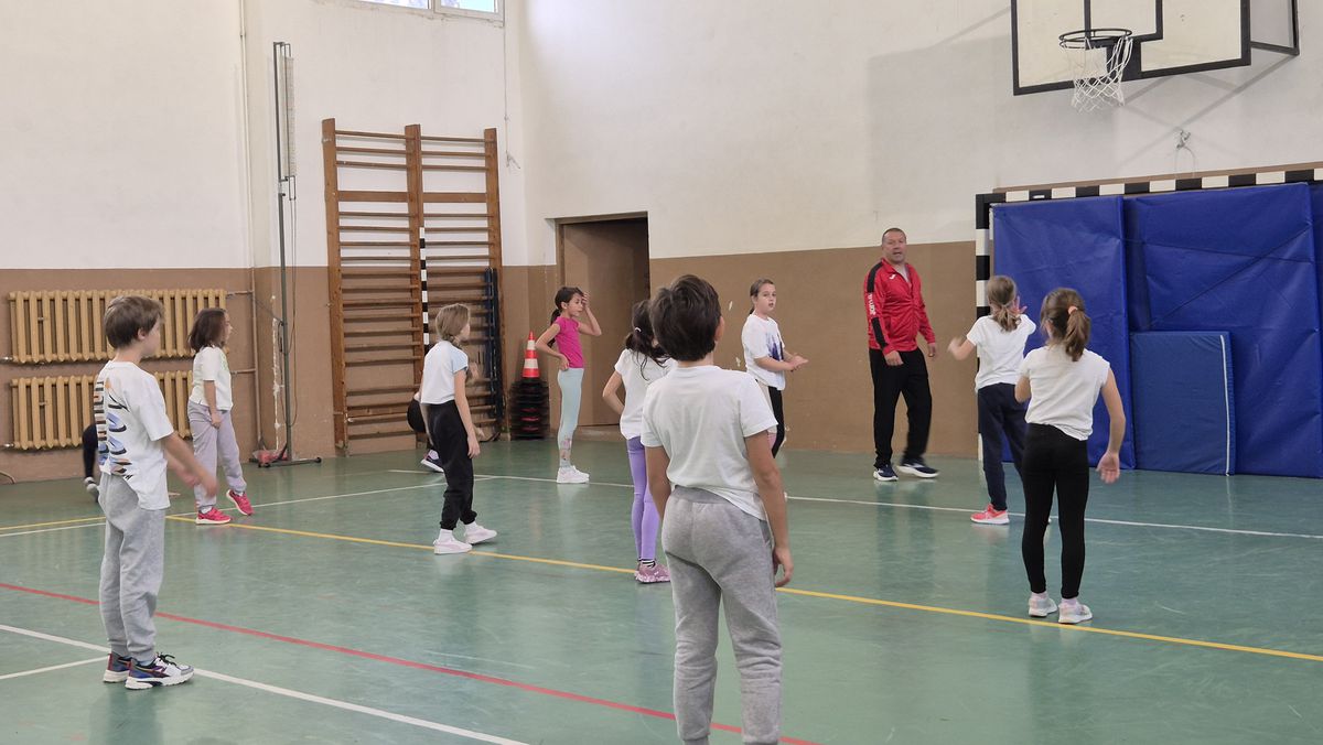 „Te mai recunoaște lumea?” » Fostul campion al Diviziei A s-a făcut profesor de sport! Numește fotbalistul român preferat și își dezvăluie temerile: „Să nu se întâmple la Dinamo ca la Steaua!”