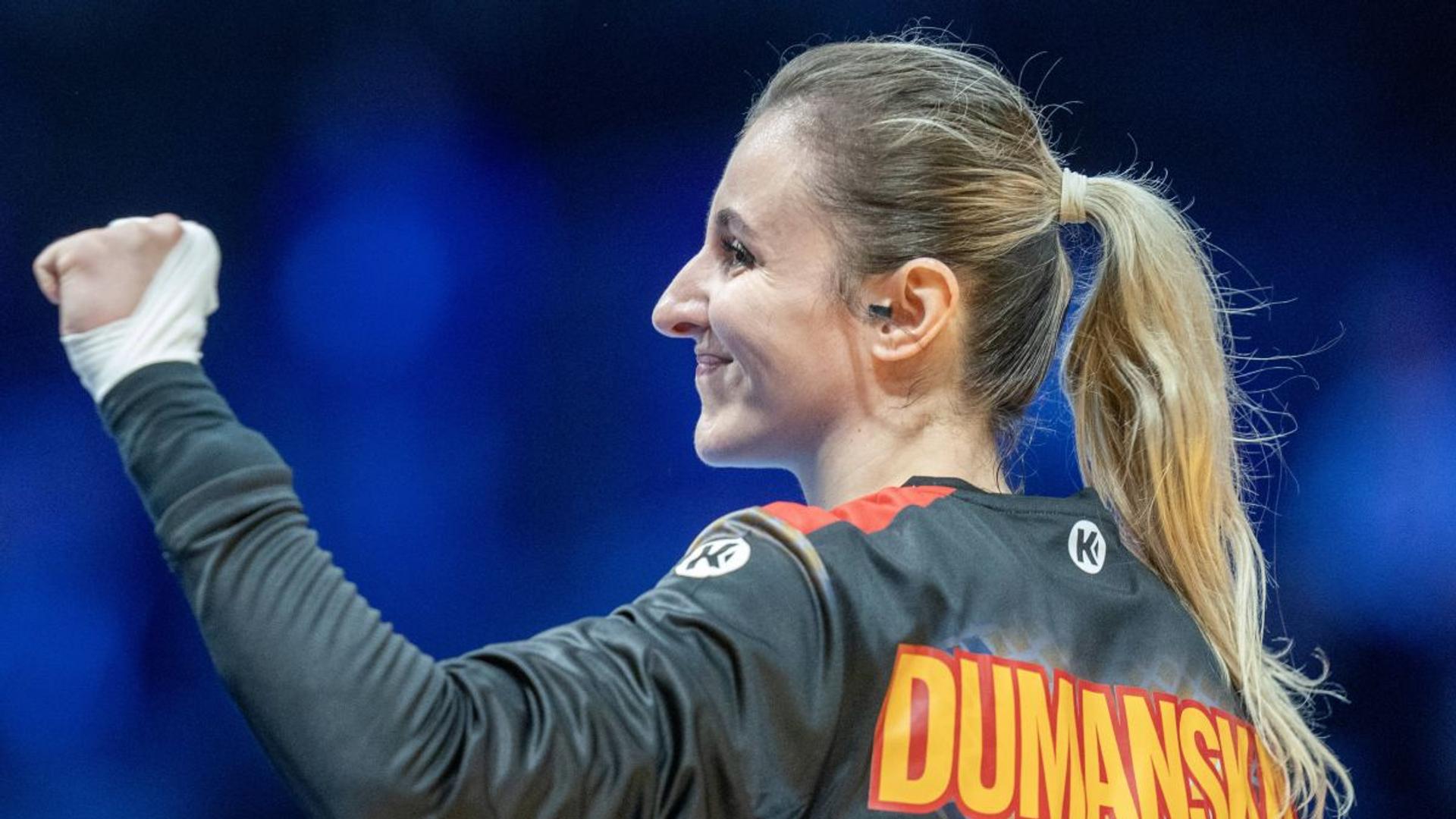 Yuliya Dumanska în echipamentul de portar handbal, pregătindu-se pentru transferul la CSM București în sala de antrenament. | sursa foto: Gazeta Sporturilor