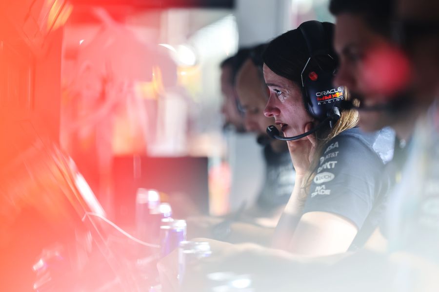 Hannah Schmitz, creierul celor de la Red Bull Racing, foto: Guliver/gettyimages Ea a luat decizia CRITICĂ pentru victoria lui Max Verstappen! Detalii din paddock: „Toată lumea mă întreba: «Ești sigură că vrei să faci asta?»”