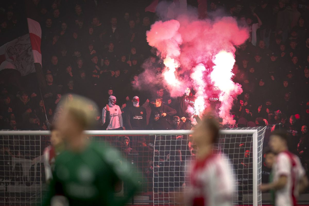 Imagini INCREDIBILE » Haos complet pe stadionul celebru din Europa: meciul a fost oprit, Liga a anunțat decizia