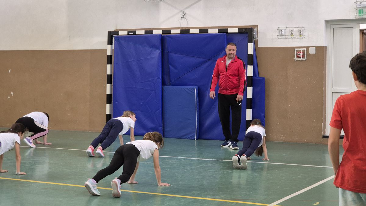 „Te mai recunoaște lumea?” » Fostul campion al Diviziei A s-a făcut profesor de sport! Numește fotbalistul român preferat și își dezvăluie temerile: „Să nu se întâmple la Dinamo ca la Steaua!”