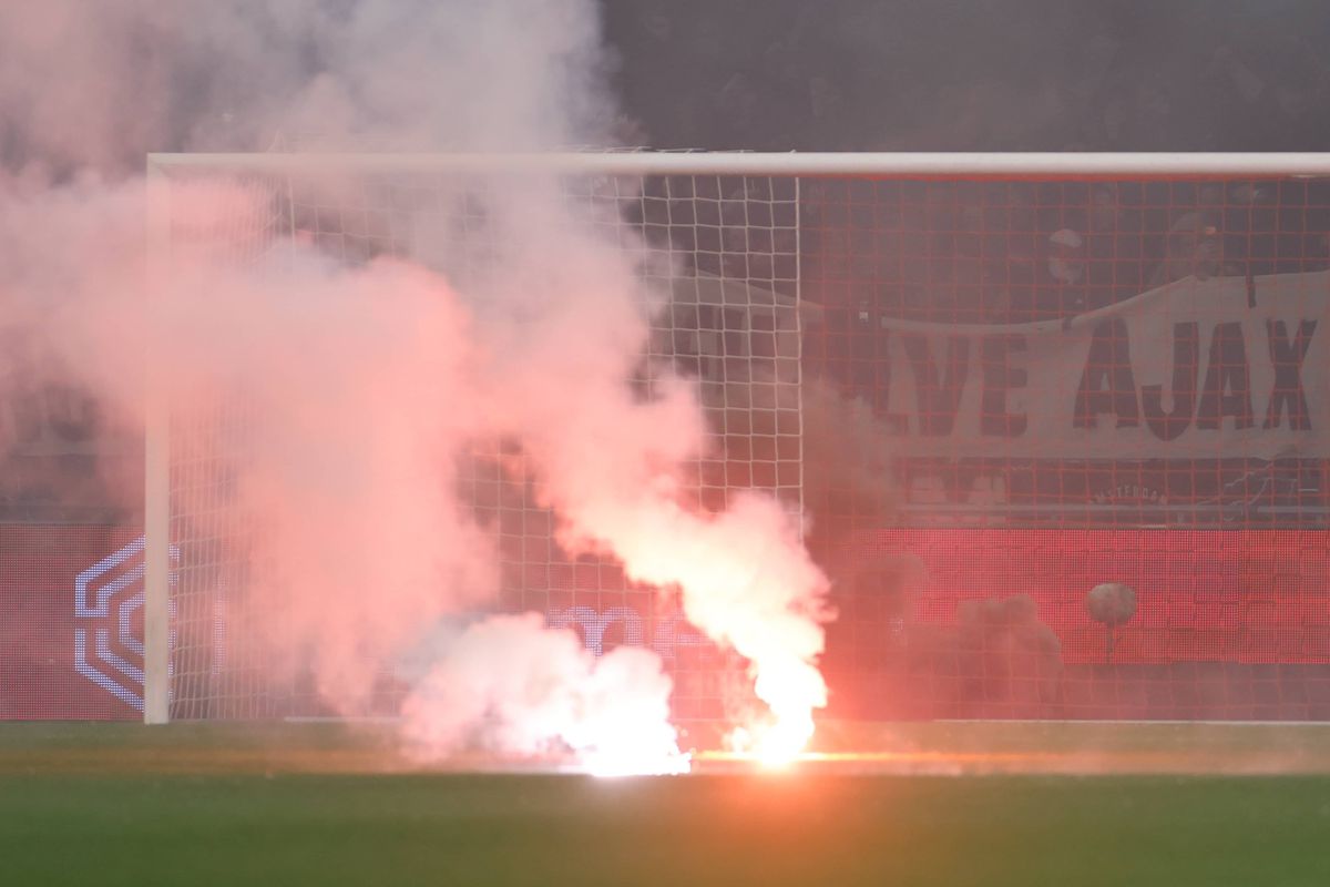 Imagini INCREDIBILE » Haos complet pe stadionul celebru din Europa: meciul a fost oprit, Liga a anunțat decizia