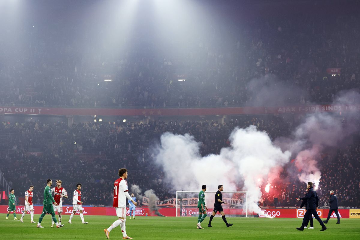 Imagini INCREDIBILE » Haos complet pe stadionul celebru din Europa: meciul a fost oprit, Liga a anunțat decizia