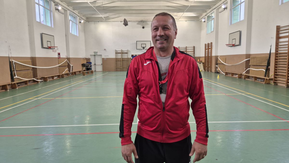 „Te mai recunoaște lumea?” » Fostul campion al Diviziei A s-a făcut profesor de sport! Numește fotbalistul român preferat și își dezvăluie temerile: „Să nu se întâmple la Dinamo ca la Steaua!”