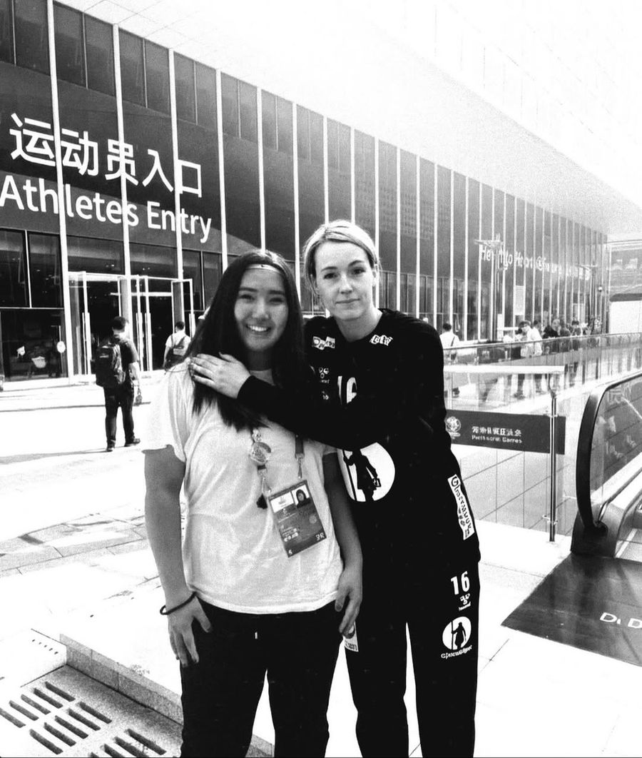 Întâlnire între Katrine Lunde și Damira Zhaparova la CM 2025 - poza AI Foto: Instagram Întâlnirea improbabilă cu portarul-legendă s-a produs la Campionatul Mondial, pornind de la o poză generată cu AI