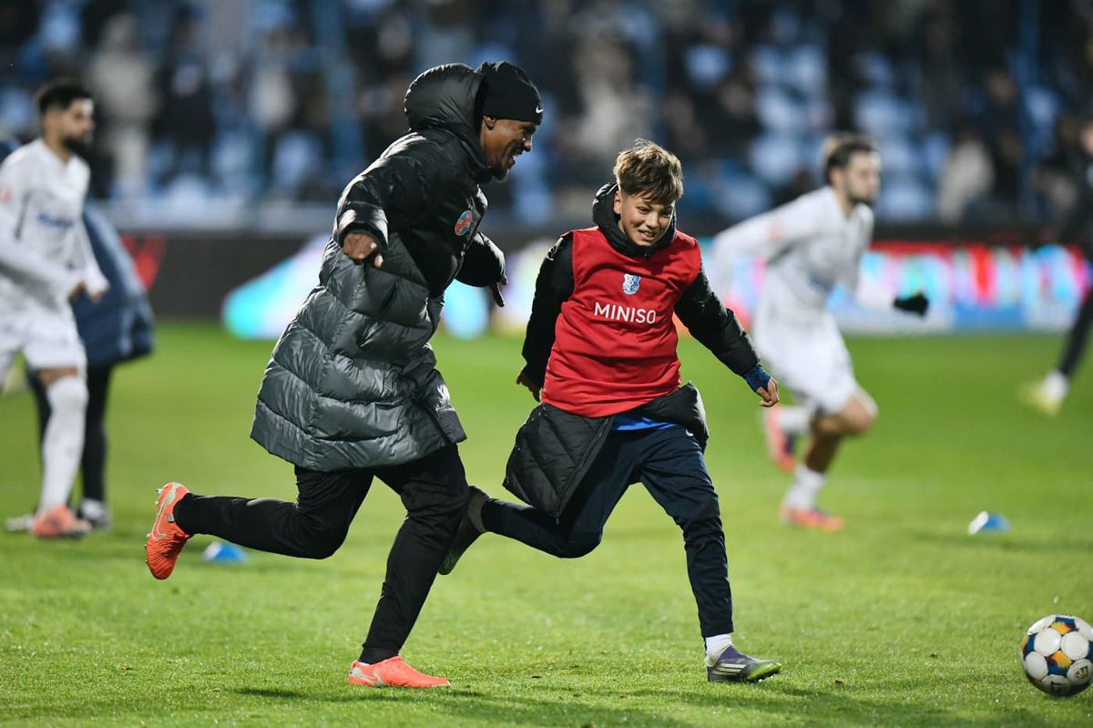 Ngezana la Farul - FCSB, miuță alături de un copil de mingi