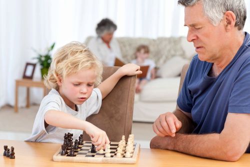 Specialiștii consideră că vârsta ideală la care un copil ar trebui să învețe să joace șahul este 7 ani // foto: Imago