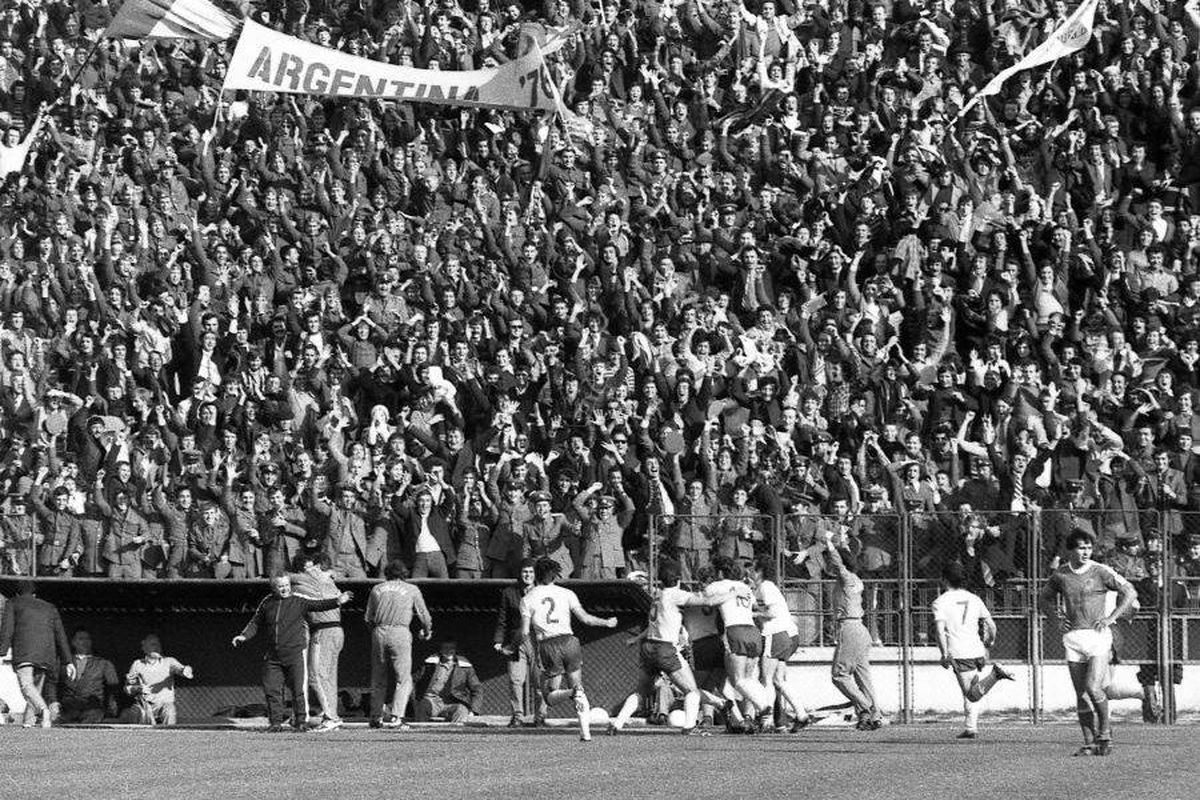 Fotbalul lui Liță Dumitru: printre Cruyff și Pele » Dezvăluiri colosale dintr-o carieră memorabilă: „Blat comandat de Ceaușescu și executat de Piști Kovacs”