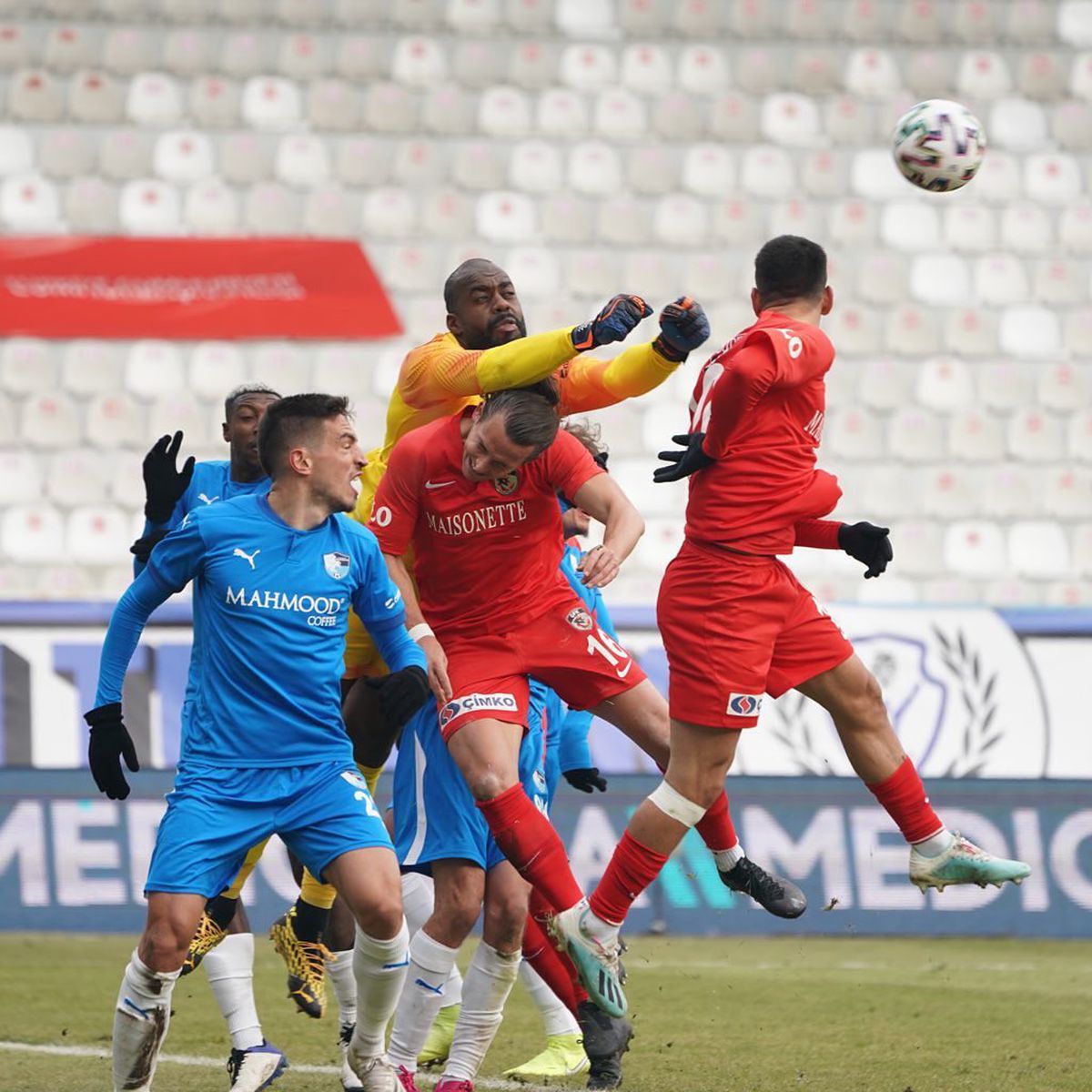 Erzurum - Gaziantep 1-1. Final de infarct! Șumudică ratează locul 1, după un penalty controversat, în prelungiri! Le-a cerut socoteală arbitrilor pe teren