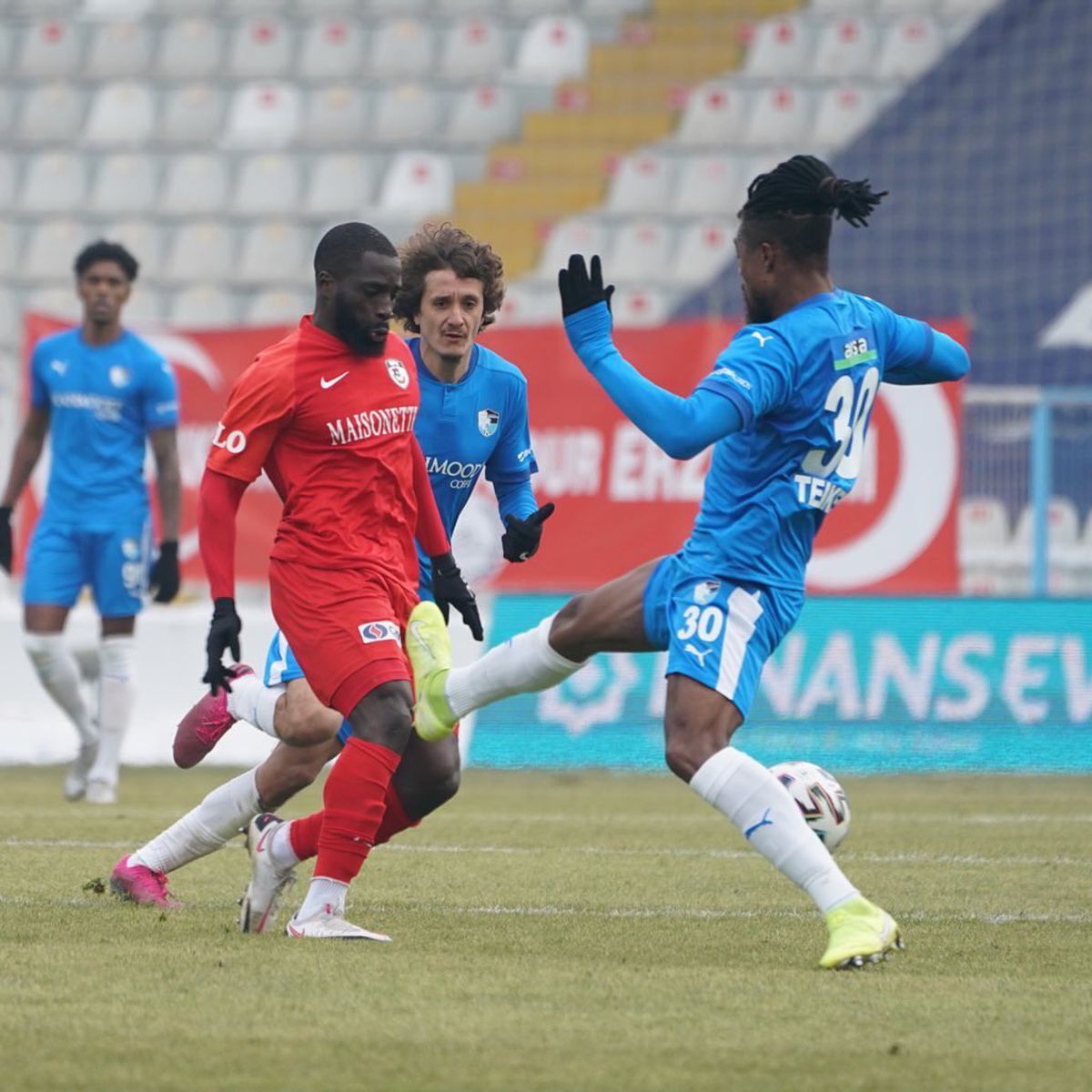Erzurum - Gaziantep 1-1. Final de infarct! Șumudică ratează locul 1, după un penalty controversat, în prelungiri! Le-a cerut socoteală arbitrilor pe teren