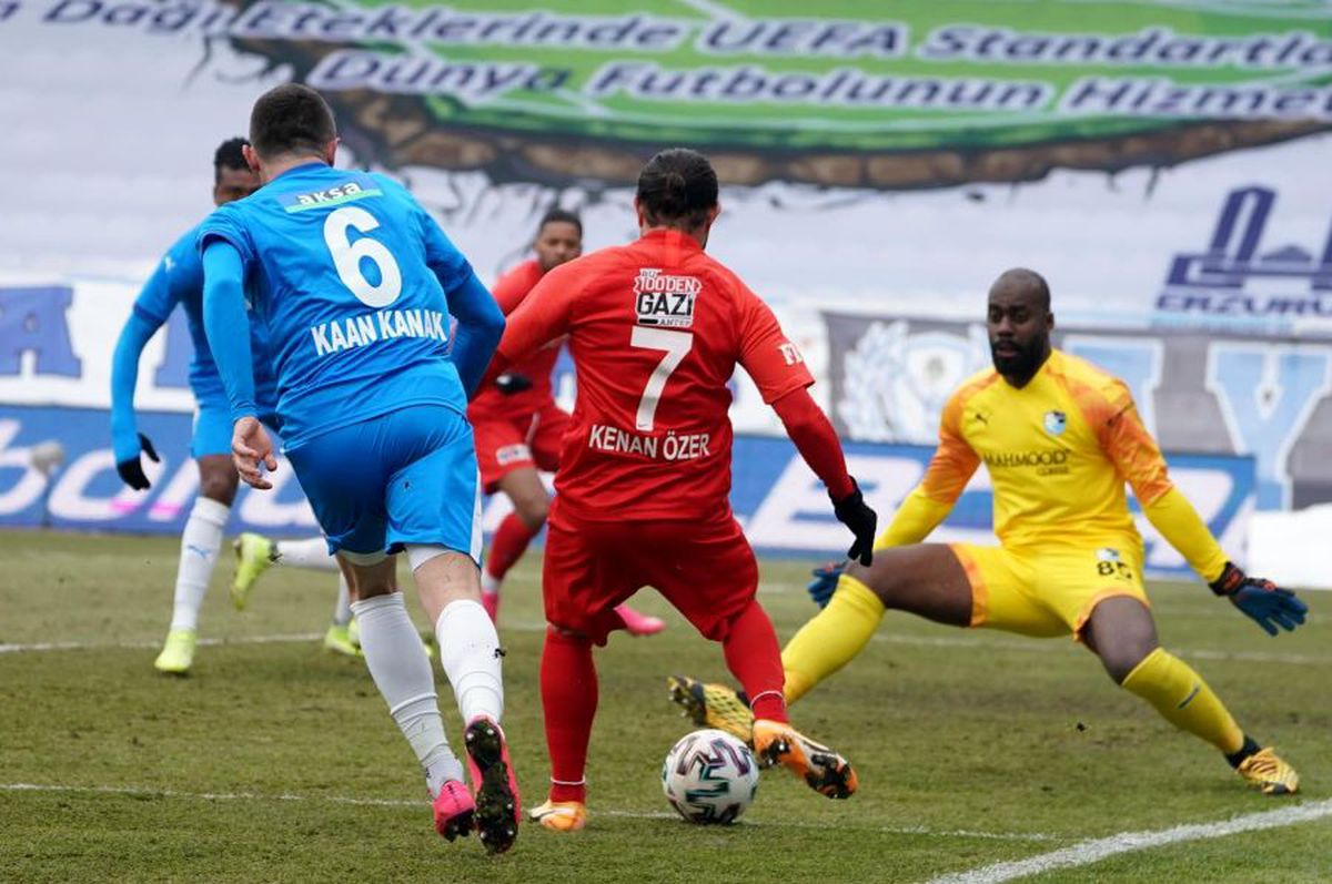 Șumudică se revoltă! A făcut show la conferință după penalty-ul din prelungiri: „O să vorbesc să avem șorturi cu buzunare! Dacă pierdem, pierdem, dar s-o facem cu mâinile în buzunare”