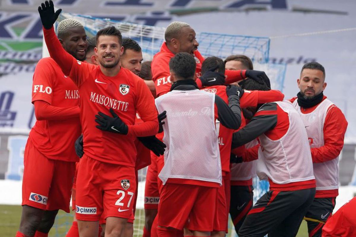 Erzurum - Gaziantep 1-1. Final de infarct! Șumudică ratează locul 1, după un penalty controversat, în prelungiri! Le-a cerut socoteală arbitrilor pe teren