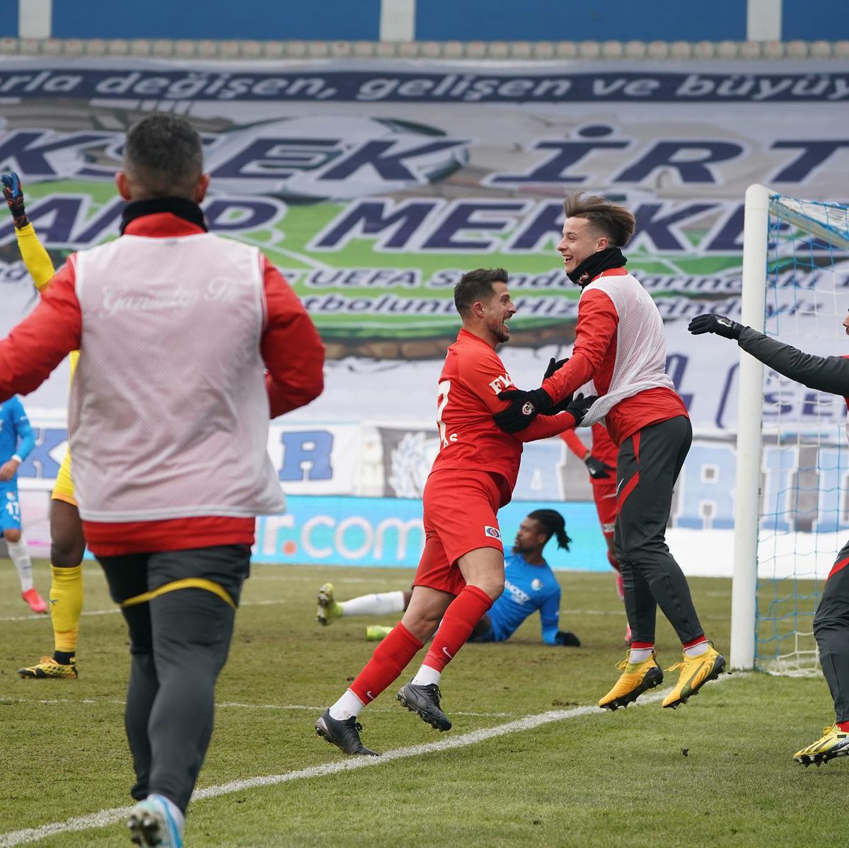 Erzurum - Gaziantep 1-1. Final de infarct! Șumudică ratează locul 1, după un penalty controversat, în prelungiri! Le-a cerut socoteală arbitrilor pe teren