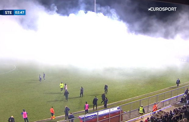 Meci din Cupa Franței, „deturnat” de fani! Arbitrul i-a trimis la vestiare pe jucători