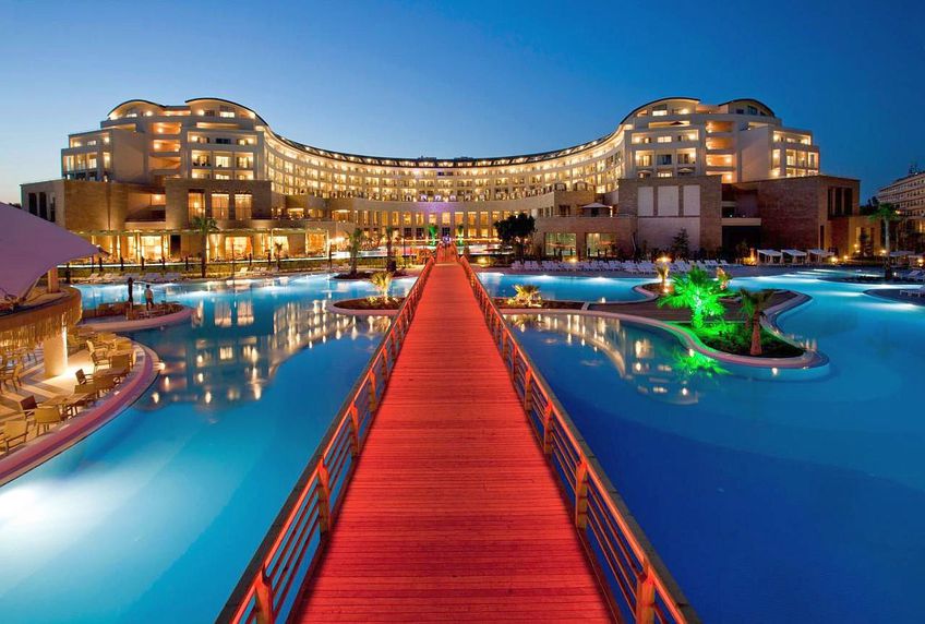 Jucătorii Universității Craiova se vor pregăti la Belek, Turcia, într-un hotel de 5 stele, Kaya Palazzo. Foto: kayahotels.com