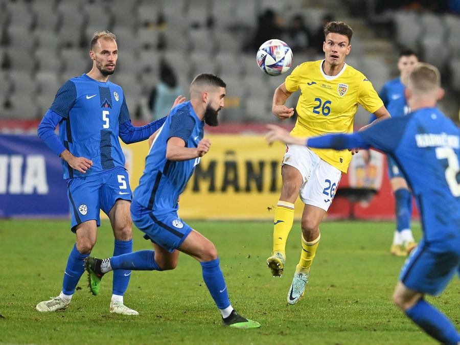 Boloca (tricou galben), la singura apariție în tricoul reprezentativei de seniori, în finalul eșecului cu Slovenia (1-2). Foto: sportpictures.eu Edi Iordănescu nu-l mai vrea la națională! Relația e compromisă: jucătorul nu va mai fi convocat, indiferent de rezultate