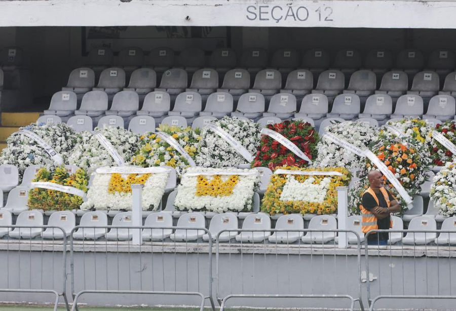 Sicriul cu trupul lui Pele a fost adus la stadionul lui Santos » Fanii vin în număr mare pentru un ultim omagiu