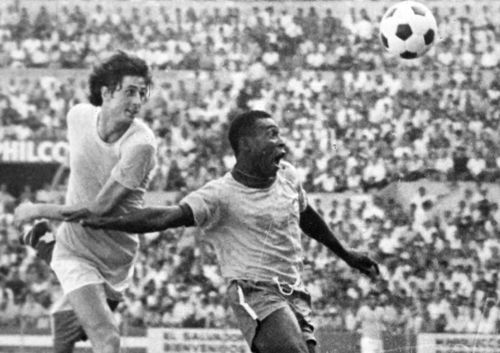 Duel fantastic în Mexic '70 la Brazilia - România: Cornel Dinu versus Pele FOTO: AFP