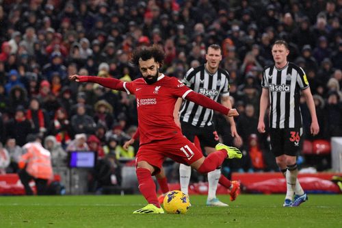 Mo Salah a transformat al doilea penalty pentru 4-2 cu Newcastle // Foto: Imago