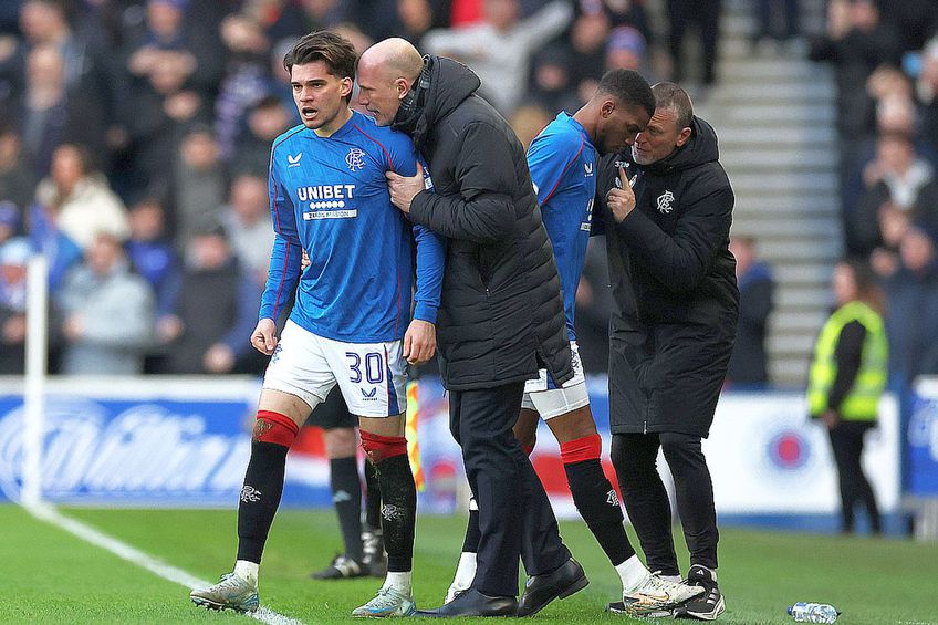 Philippe Clement, oferindu-i instrucțiuni lui Ianis Hagi în Rangers - Celtic // foto: Guliver/gettyimages