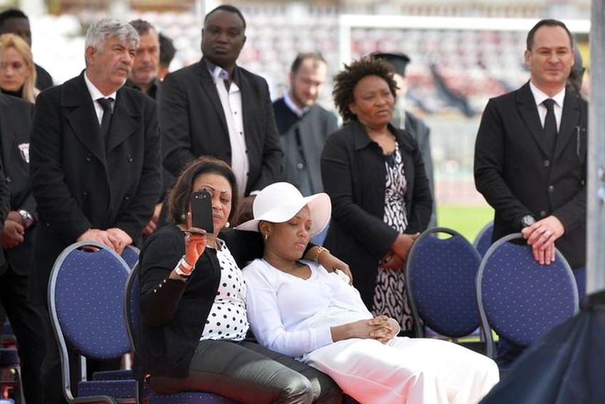 Nathalie, soția lui Ekeng, e sfâșiată de durere la ceremonia organizată de Dinamo / FOTO: Gazeta Sporturilor