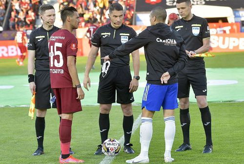 Juan Bauza, în dreapta, cu spatele // foto: Imago Images