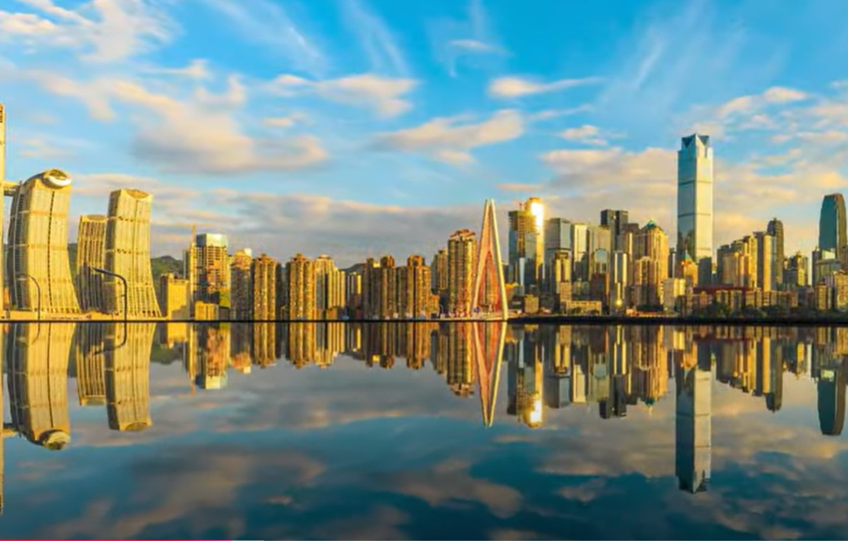 Chongqing, cel mai populat oraș al Chinei, oferă imagini care taie răsuflarea. Longxing Football Stadium nu face notă discordantă de la peisajul futurist.