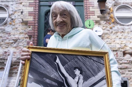 Agnes Keleti cu o fotografie din perioada când era sportivă Foto: Guliver/GettyImages