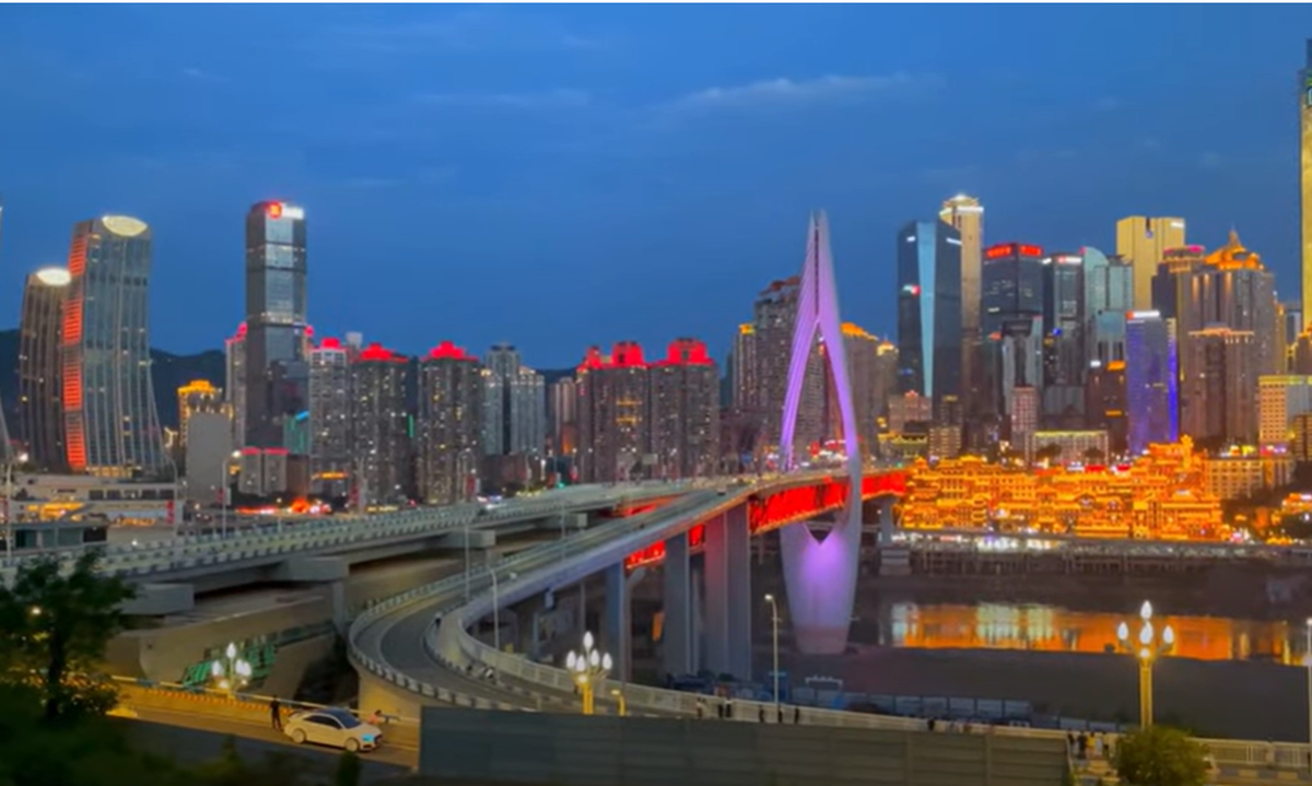 Din altă lume! Megaorașul din China despre care nu vorbește nimeni, dar e la nivel de Shanghai și Beijing » Stadionul se încadrează în peisajul futurist