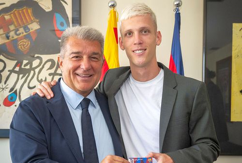 Dani Olmo, alături de Joan Laporta, președintele FC Barcelona